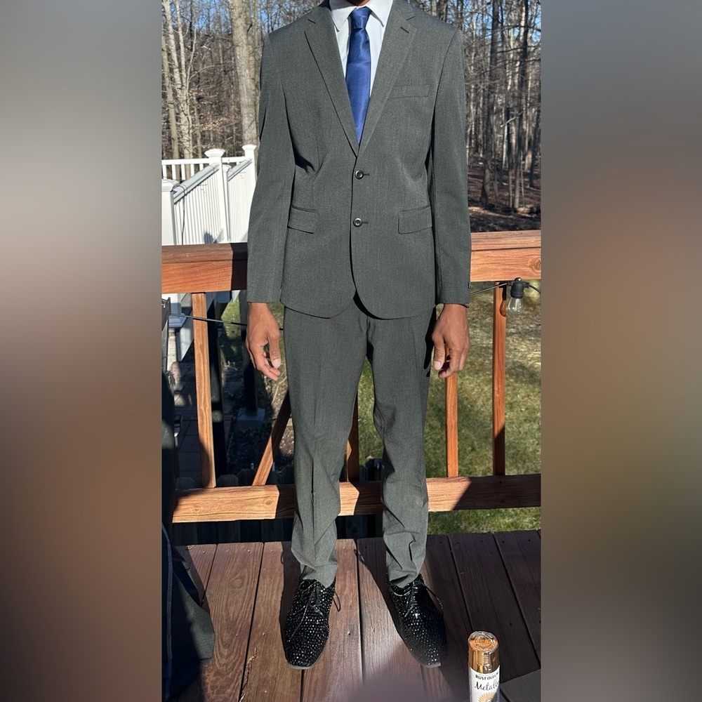 Men's Gray Two-Piece Suit with Navy Tie